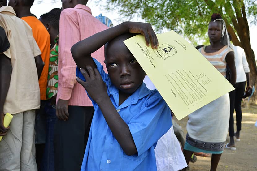 Kind met een formulier in Juba, Zuid-Soedan