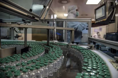 Flacons met COVID-19 vaccins bij het Serum Institute in Pune, India, 14 januari 2021