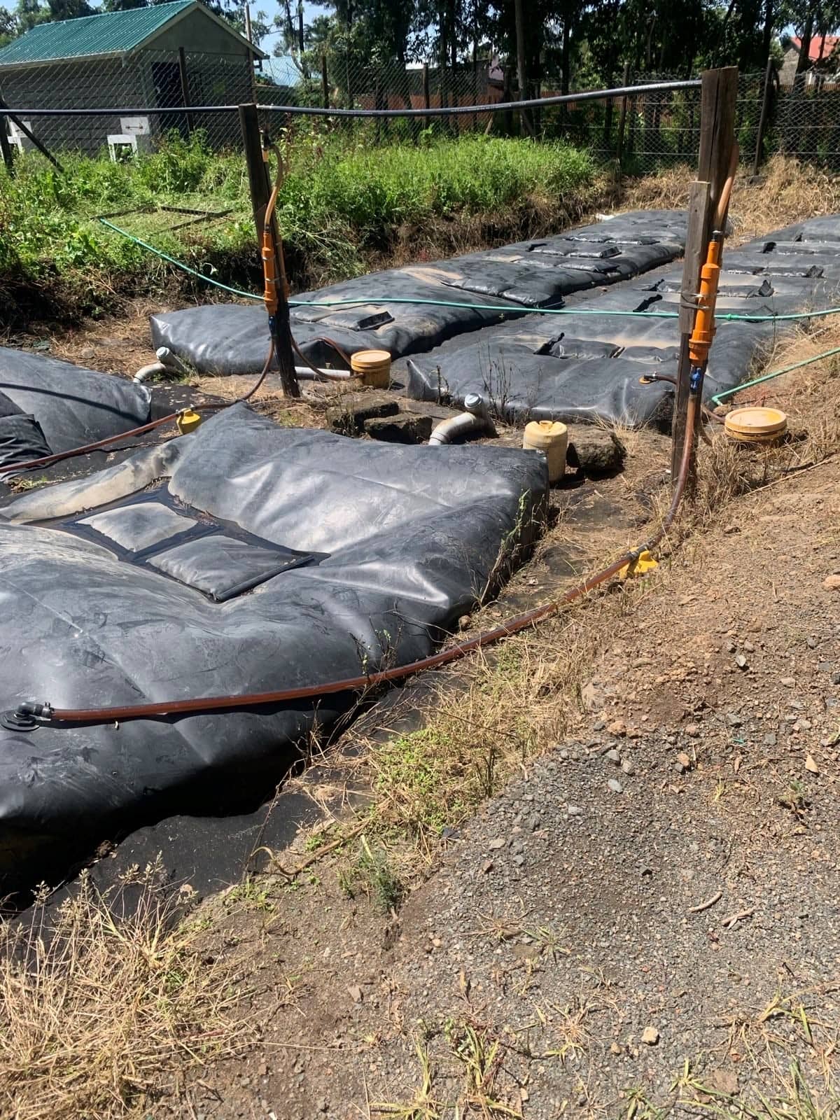Serie zakken en slangen behorende bij een filtersysteem voor winning van kookgas.