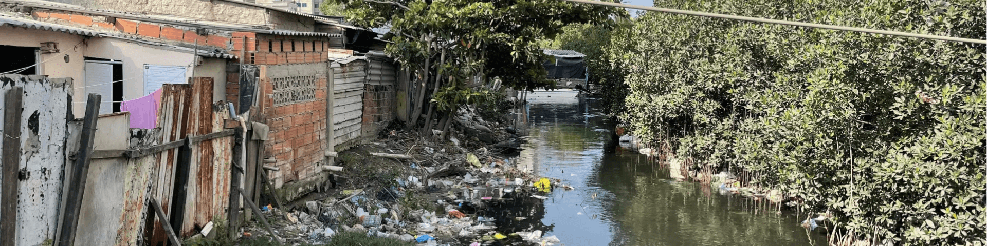 Uitzicht op de plasticvervuiling van kanalen en rivieren in Cartagena, Colombia