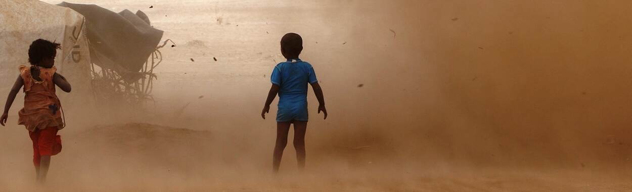 Kinderen in zandstorm in Ethiopië