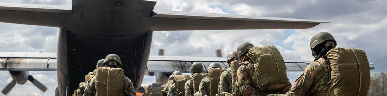 Militairen gaan aan boord van de C-130
