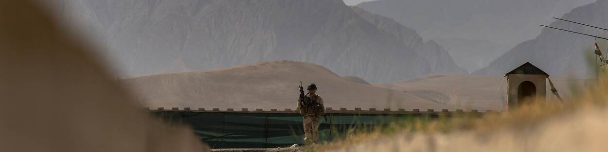 Militair bij Kamp Marmal in Mazar-e Sharif