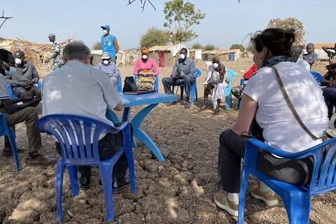 IOB-onderzoeker Johanneke in een meeting met Site Maintenance Comité in Zuid-Soedan