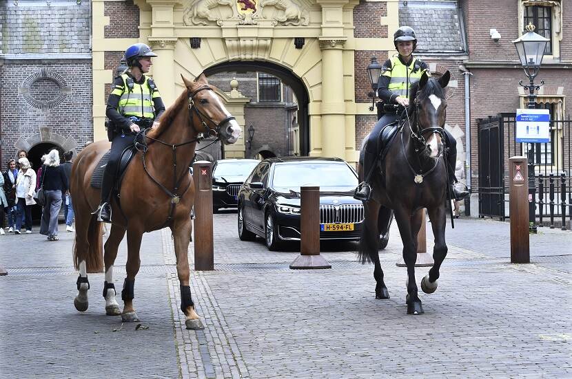 Twee agenten te paard bij de uitgang van het Binnenhof